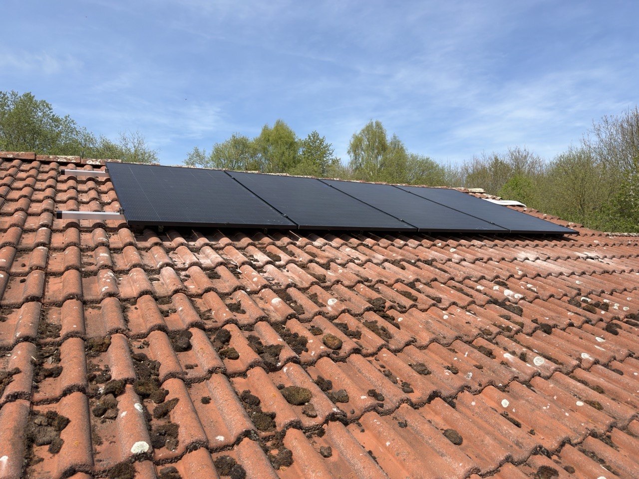 Neu installierte Photovoltaik-Module auf einem roten Ziegeldach