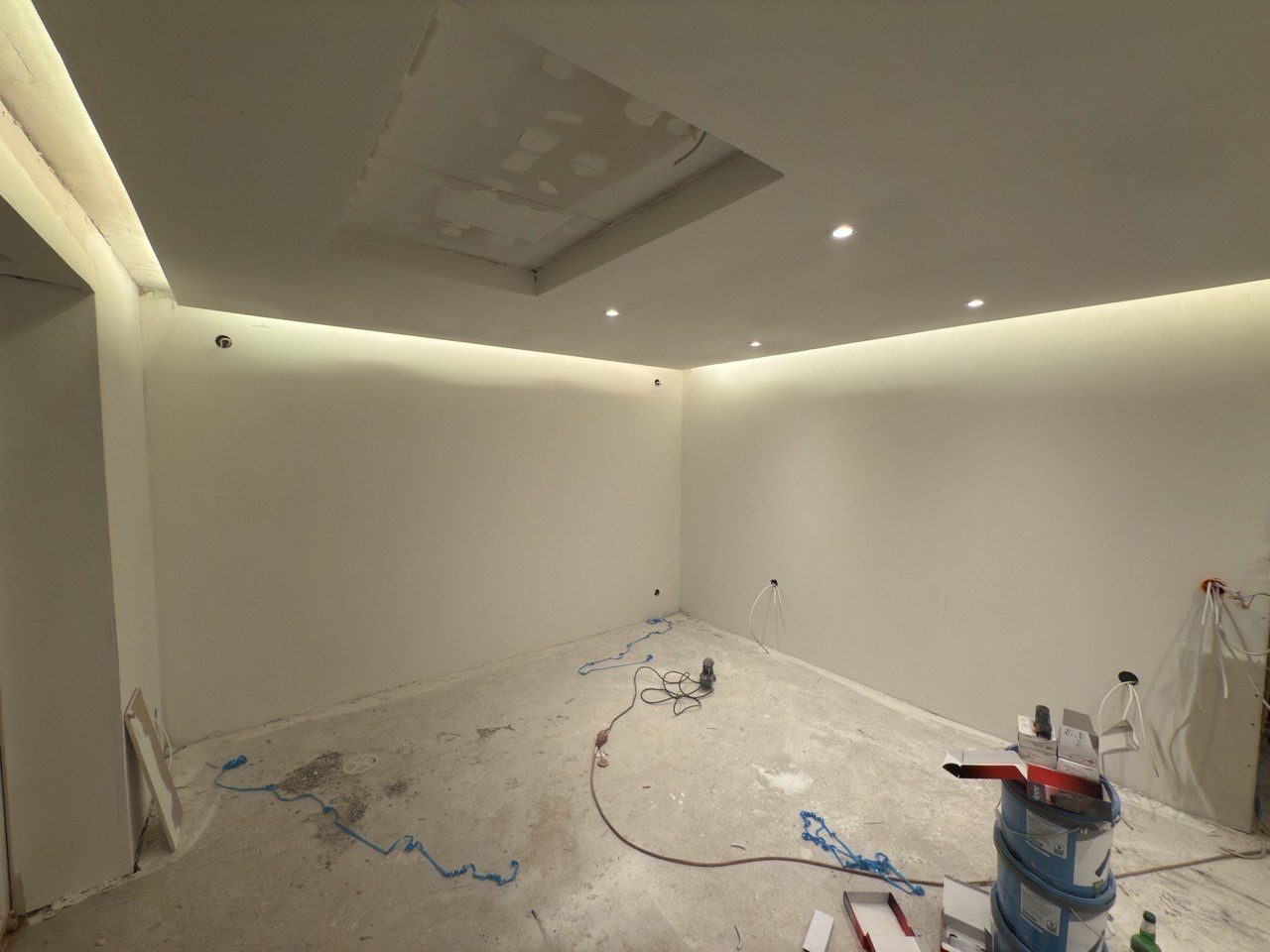 Renovierter Raum mit abgehängter Decke und indirekter LED-Beleuchtung