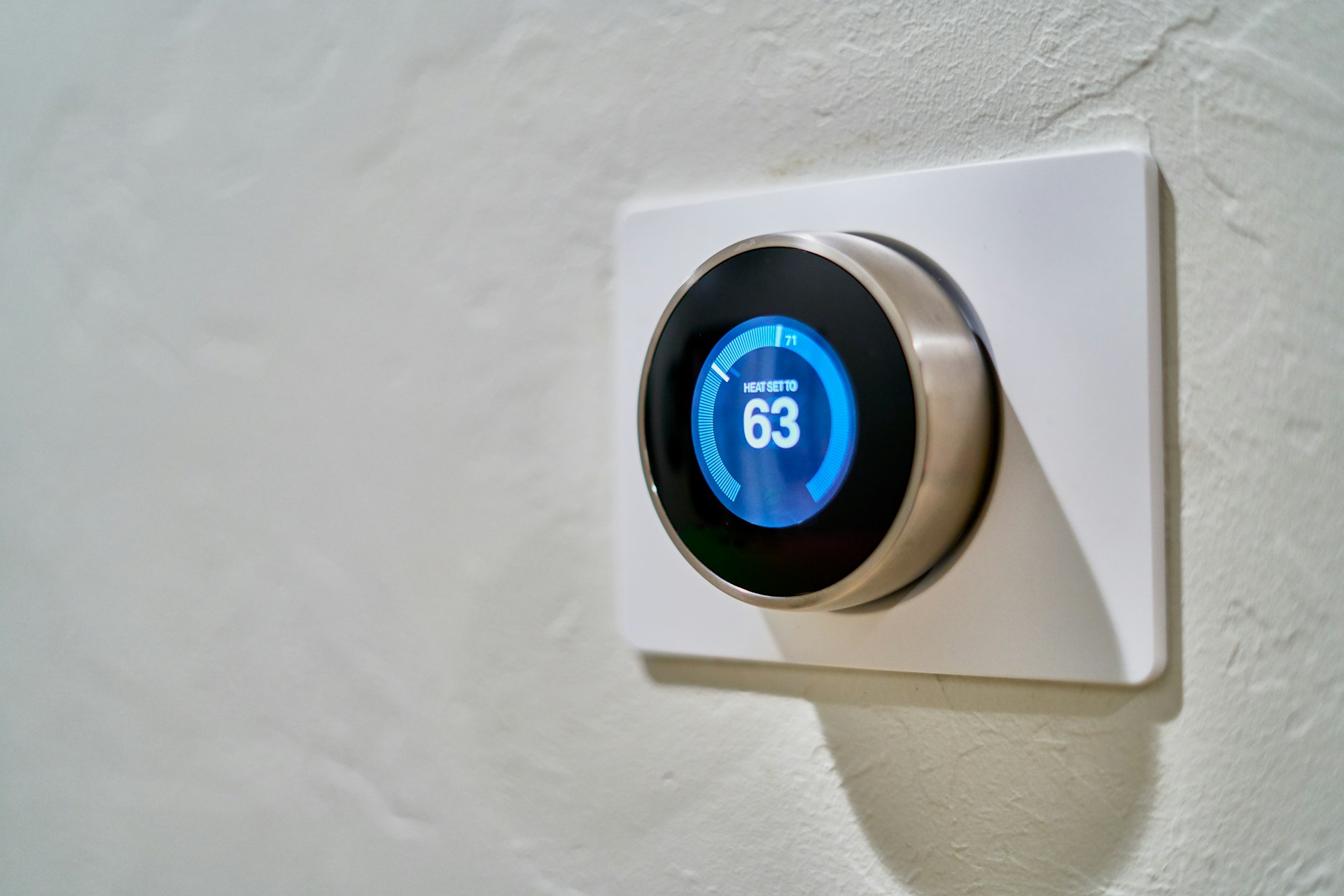 Digitales Raumthermostat an der Wand zur Steuerung der Haustechnik